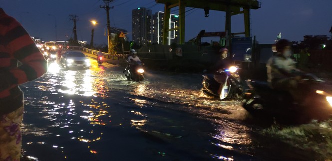 Đường phố Sài Gòn ngập nặng tối đầu tuần do triều cường - ảnh 7