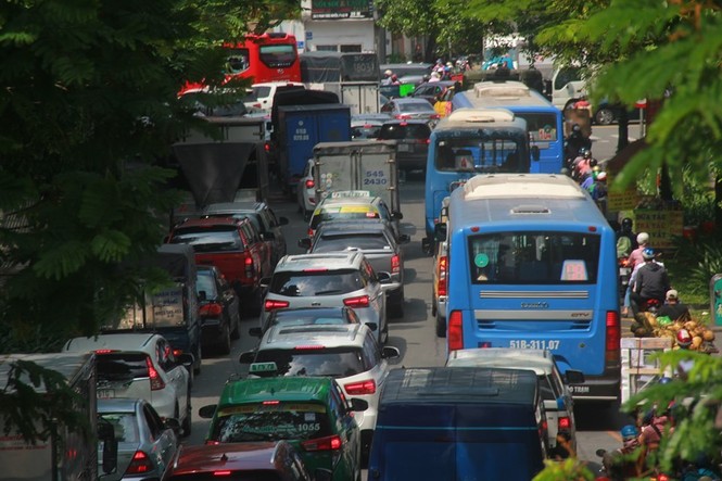 Cửa ngõ sân bay Tân Sơn Nhất kẹt xe kinh hoàng giữa trưa - ảnh 1