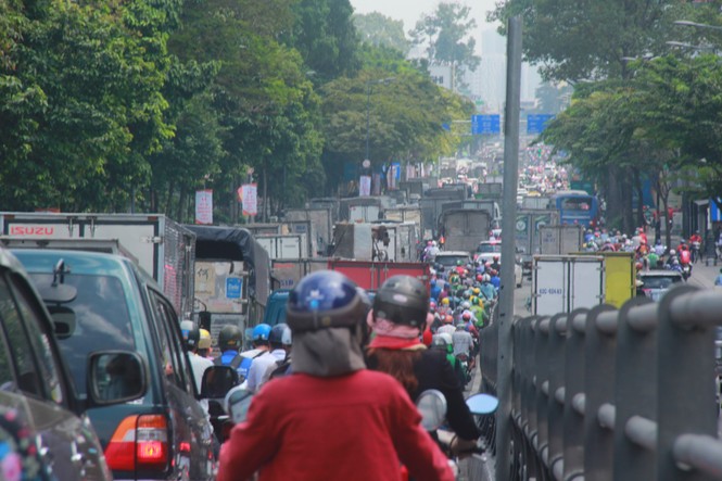 Cửa ngõ sân bay Tân Sơn Nhất kẹt xe kinh hoàng giữa trưa - ảnh 2