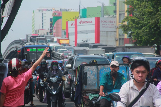 Cửa ngõ sân bay Tân Sơn Nhất kẹt xe kinh hoàng giữa trưa - ảnh 4