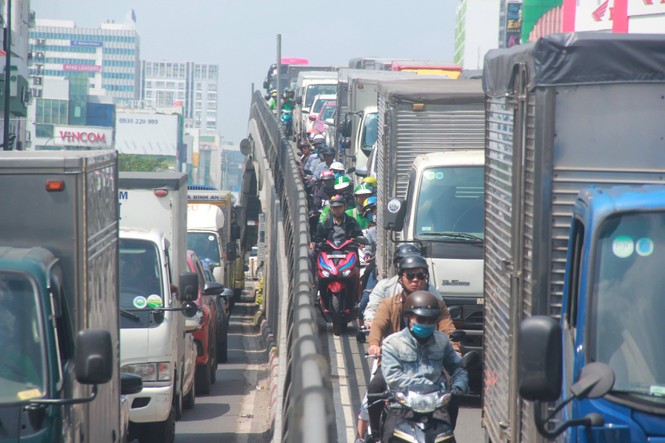 Cửa ngõ sân bay Tân Sơn Nhất kẹt xe kinh hoàng giữa trưa - ảnh 5