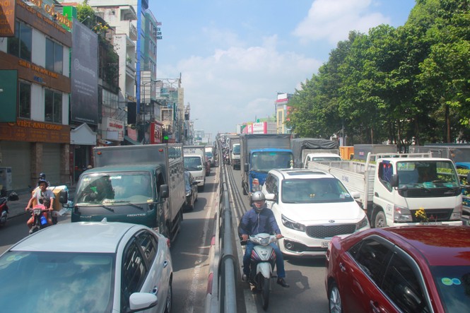 Cửa ngõ sân bay Tân Sơn Nhất kẹt xe kinh hoàng giữa trưa - ảnh 9