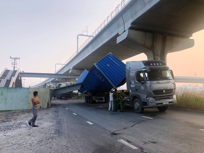 Xe container kéo sập dầm cầu vượt đi bộ: Hé lộ yếu tố bất ngờ? - ảnh 1