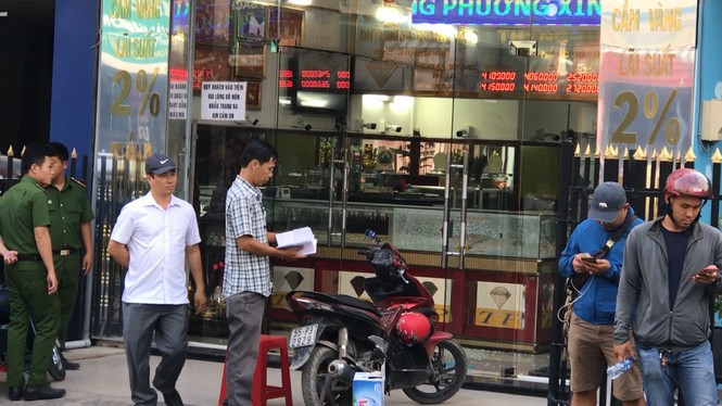 Nổ súng cướp tiệm vàng táo tợn ở Sài Gòn - ảnh 2