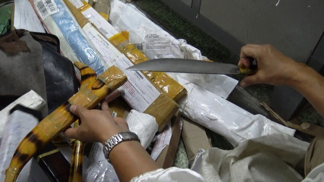 Hơn 1.000 cây đao, kiếm, súng bắn bi trong bưu kiện vào Sài Gòn bị thu giữ - ảnh 1