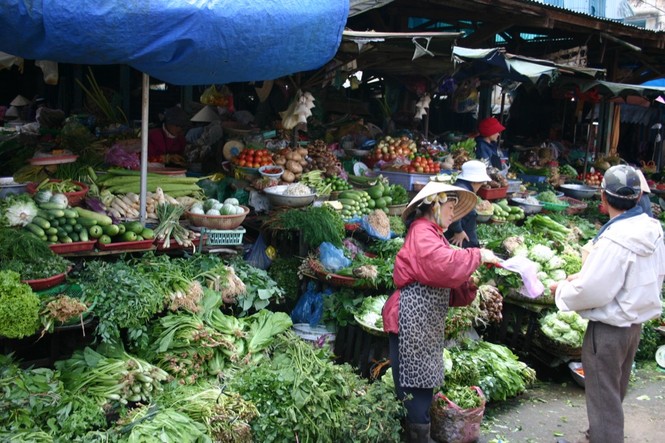 Thịt lợn, rau xanh chợ Hà Nội tăng giá chóng mặt vì mưa rét - ảnh 1