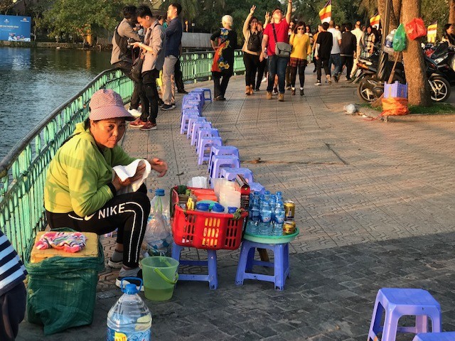 Hàng quán nhếch nhác, du khách bị mắng xa xả trên đường Thanh Niên - ảnh 2