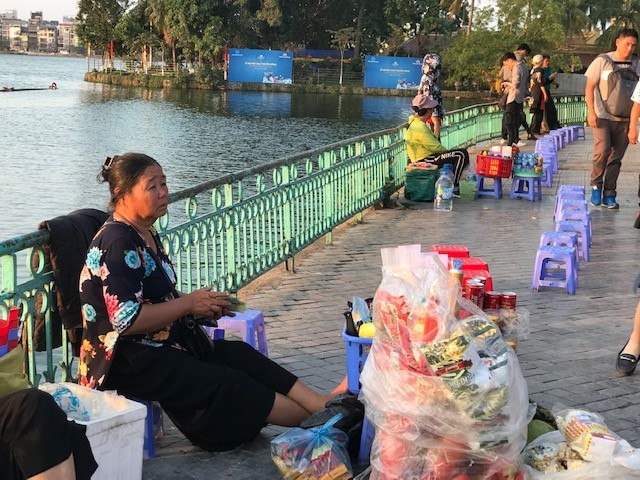 Hàng quán nhếch nhác, du khách bị mắng xa xả trên đường Thanh Niên - ảnh 1