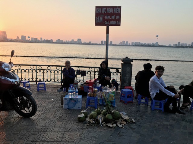 Hàng quán nhếch nhác, du khách bị mắng xa xả trên đường Thanh Niên - ảnh 3