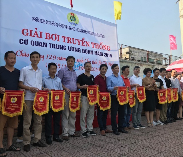 20 năm giải bơi truyền thống Trung ương Đoàn - ảnh 1