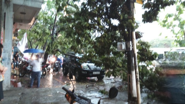 Hà Nội mưa lốc kinh hoàng, giao thông tê liệt - ảnh 35