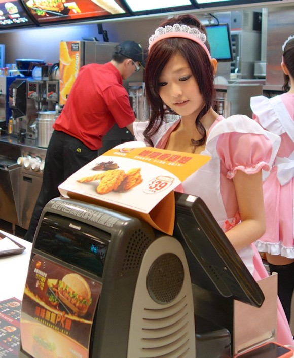 Dân mạng nổi sóng vì nữ nhân viên xinh như búp bê - ảnh 6