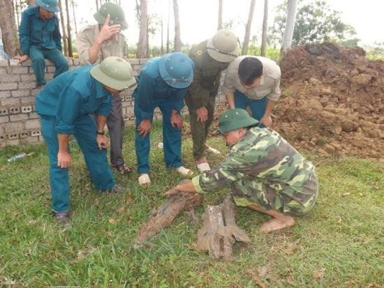 Phát hiện quả tên lửa nằm sâu 4m dưới đất ở Nghệ An - ảnh 2