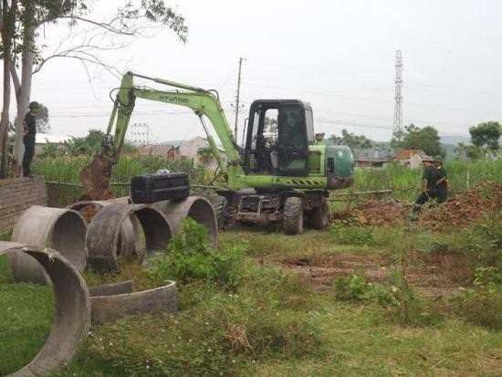 Phát hiện quả tên lửa nằm sâu 4m dưới đất ở Nghệ An - ảnh 1