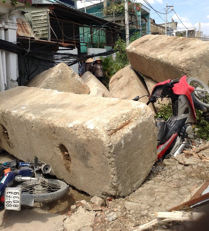Thục mạng tháo chạy khi bê tông công trình đổ sập - ảnh 1