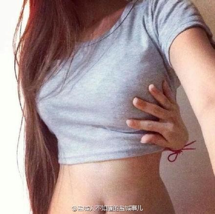 Sau thử thách vòng tay chạm rốn là... vòng tay chạm ngực - ảnh 4