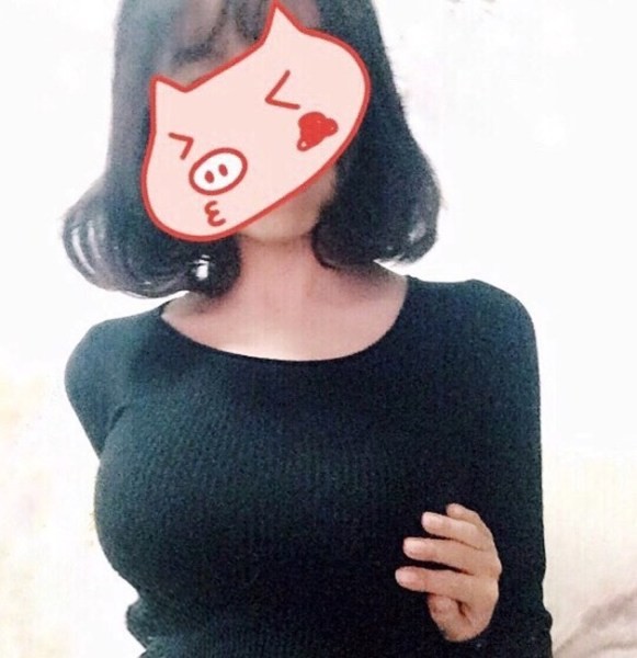 Sau thử thách vòng tay chạm rốn là... vòng tay chạm ngực - ảnh 3