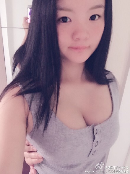 Sau thử thách vòng tay chạm rốn là... vòng tay chạm ngực - ảnh 2