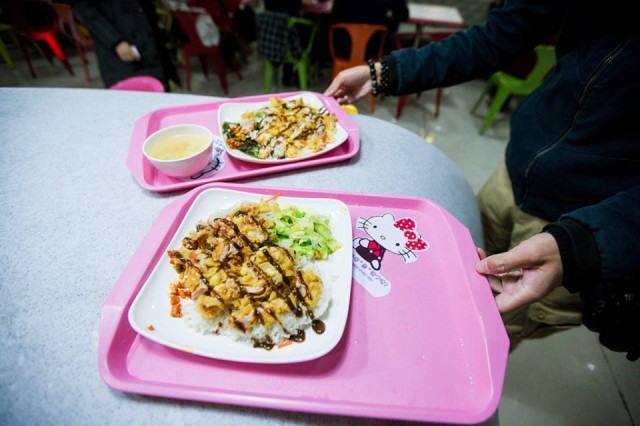 Nữ sinh Trung Quốc ‘phát sốt’ với căng-tin phong cách Hello Kitty - ảnh 5