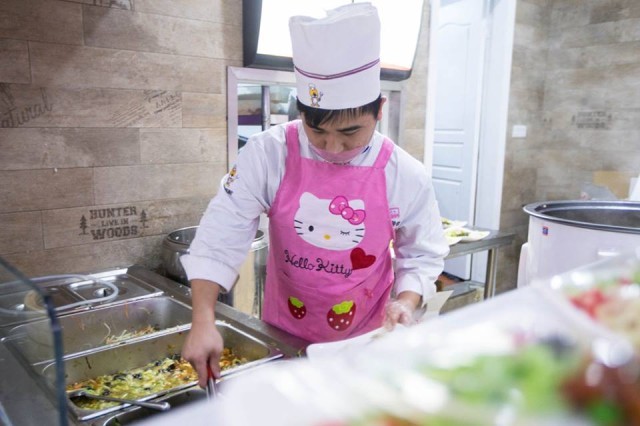 Nữ sinh Trung Quốc ‘phát sốt’ với căng-tin phong cách Hello Kitty - ảnh 3