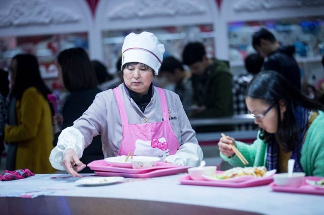 Nữ sinh Trung Quốc ‘phát sốt’ với căng-tin phong cách Hello Kitty - ảnh 4