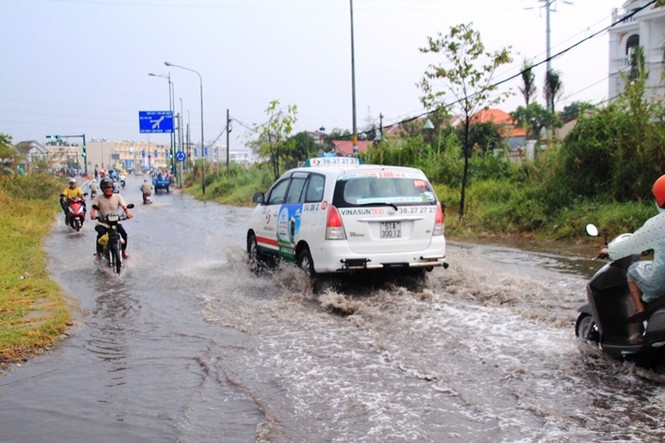 Người Sài Gòn lội bì bõm sau cơn mưa đầu mùa - ảnh 2