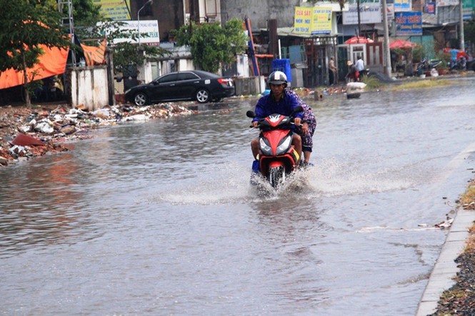 Người Sài Gòn lội bì bõm sau cơn mưa đầu mùa - ảnh 4