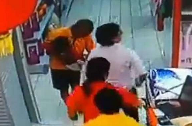 Bé trai tử vong thương tâm vì bị bố ngã đè lên người - ảnh 2