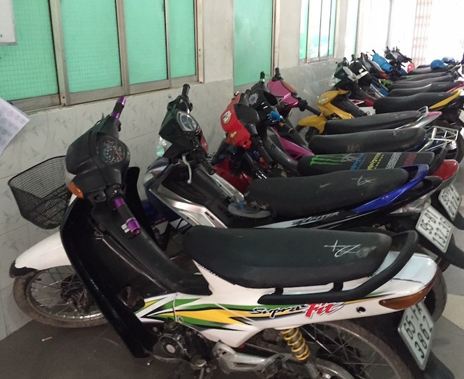 Công an vây bắt gần 100 quái xế đua xe trên quốc lộ - ảnh 1