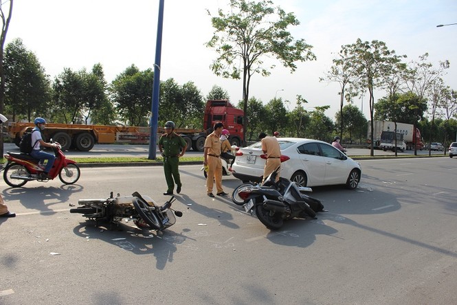Nữ tài xế lái ô tô gây tai nạn liên hoàn với 4 xe máy - ảnh 1
