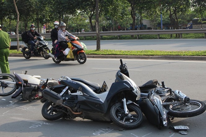 Nữ tài xế lái ô tô gây tai nạn liên hoàn với 4 xe máy - ảnh 2