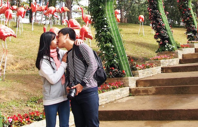 Giới trẻ đổ về Thung lũng tình yêu Đà Lạt ngày Valentine - ảnh 1