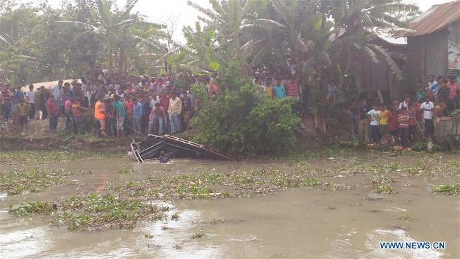 Lật thuyền chở 70 người trên sông ở Bangladesh - ảnh 1