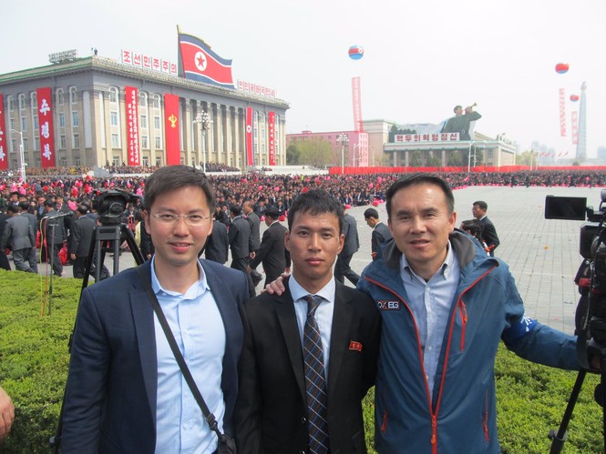 Nữ binh sĩ Triều Tiên gây chú ý với ảnh ‘selfie’ cùng phóng viên - ảnh 2