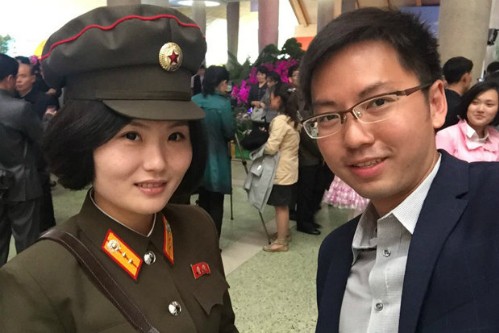 Nữ binh sĩ Triều Tiên gây chú ý với ảnh ‘selfie’ cùng phóng viên - ảnh 1
