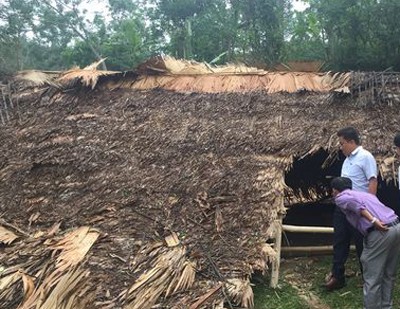 Mưa đá kèm lốc xoáy làm hàng chục ngôi nhà đổ sập - ảnh 1