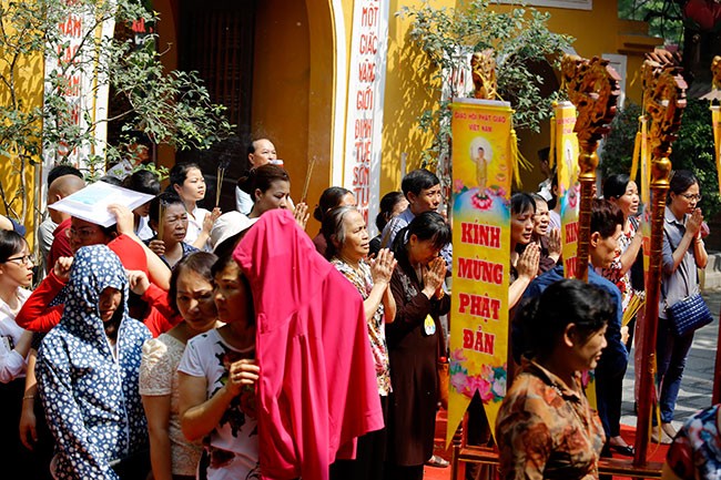 Hàng ngàn tăng ni, Phật tử đứng dưới nắng tham dự đại lễ Phật đản - ảnh 10