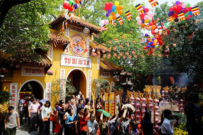 Hàng ngàn tăng ni, Phật tử đứng dưới nắng tham dự đại lễ Phật đản - ảnh 11