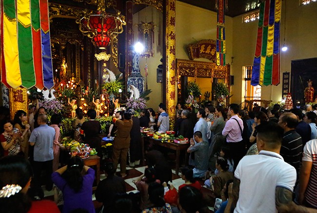 Hàng ngàn tăng ni, Phật tử đứng dưới nắng tham dự đại lễ Phật đản - ảnh 12