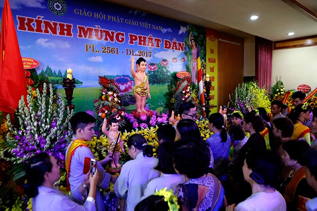 Hàng ngàn tăng ni, Phật tử đứng dưới nắng tham dự đại lễ Phật đản - ảnh 13