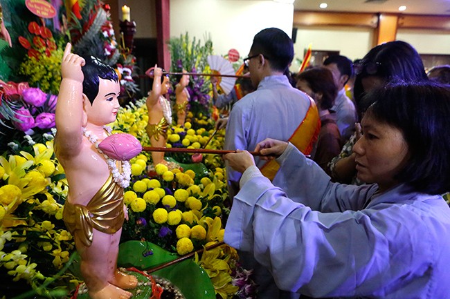 Hàng ngàn tăng ni, Phật tử đứng dưới nắng tham dự đại lễ Phật đản - ảnh 14