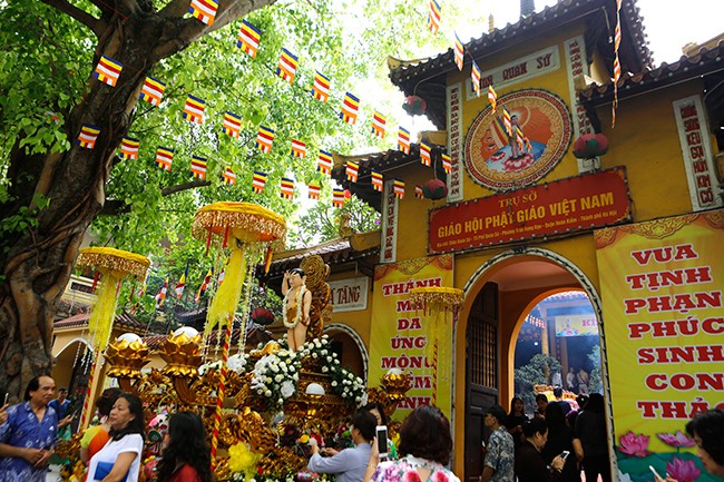 Hàng ngàn tăng ni, Phật tử đứng dưới nắng tham dự đại lễ Phật đản - ảnh 1