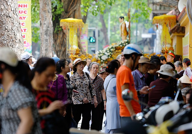 Hàng ngàn tăng ni, Phật tử đứng dưới nắng tham dự đại lễ Phật đản - ảnh 2