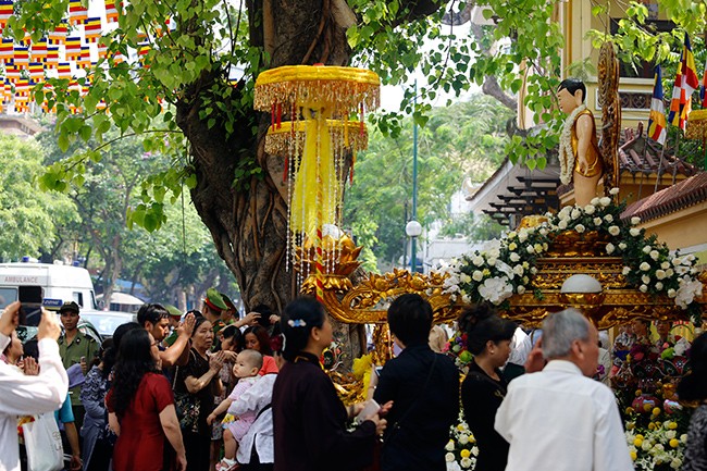 Hàng ngàn tăng ni, Phật tử đứng dưới nắng tham dự đại lễ Phật đản - ảnh 3