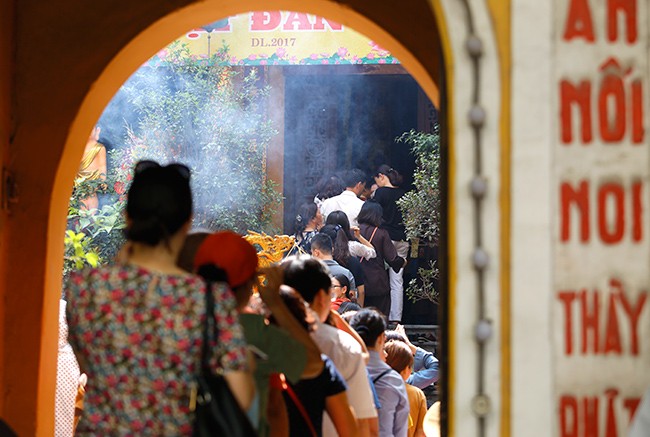 Hàng ngàn tăng ni, Phật tử đứng dưới nắng tham dự đại lễ Phật đản - ảnh 4