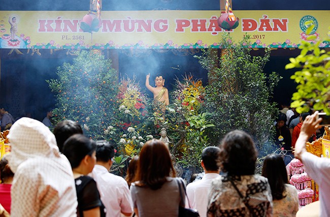 Hàng ngàn tăng ni, Phật tử đứng dưới nắng tham dự đại lễ Phật đản - ảnh 5