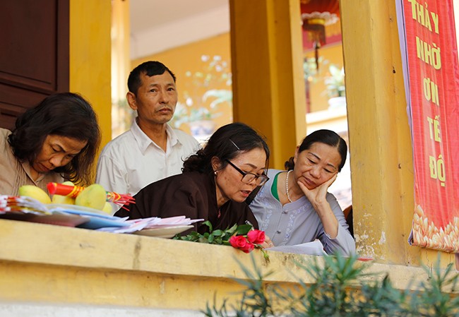 Hàng ngàn tăng ni, Phật tử đứng dưới nắng tham dự đại lễ Phật đản - ảnh 6