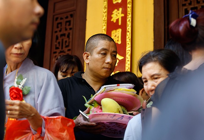 Hàng ngàn tăng ni, Phật tử đứng dưới nắng tham dự đại lễ Phật đản - ảnh 7