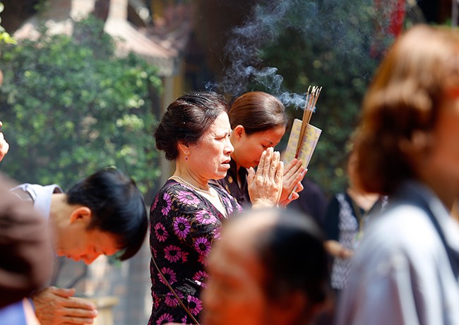 Hàng ngàn tăng ni, Phật tử đứng dưới nắng tham dự đại lễ Phật đản - ảnh 8