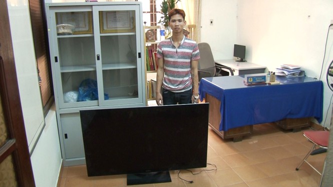 'Đạo chích' trốn gầm giường 5 tiếng để trộm tivi - ảnh 1